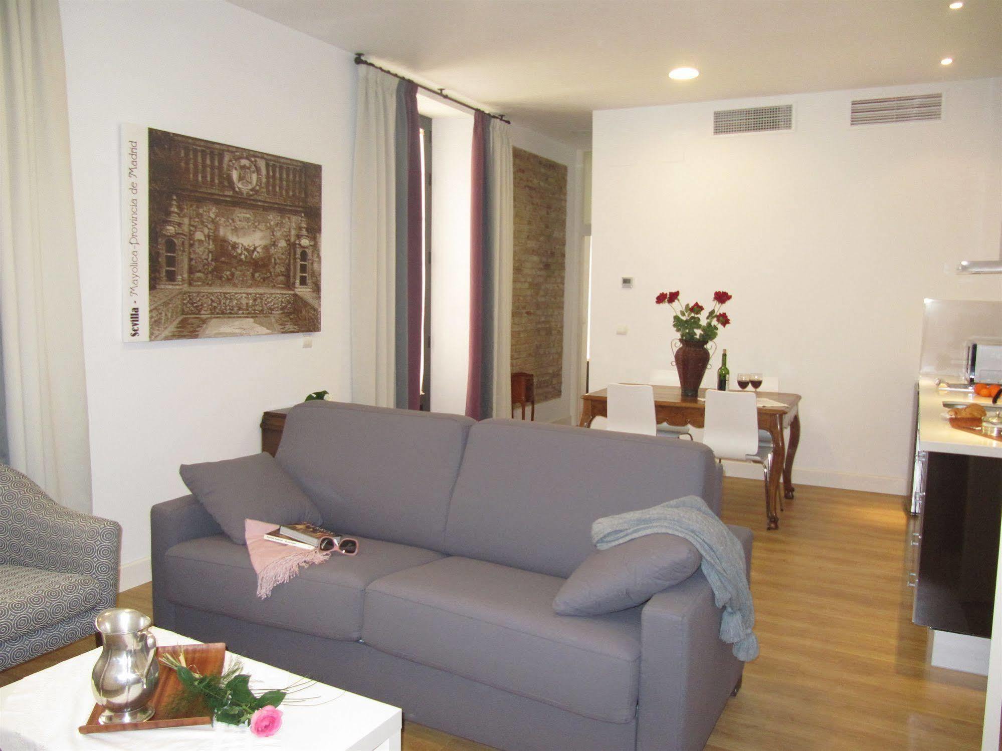Life Apartments Alberto Lista Sevilla Bagian luar foto